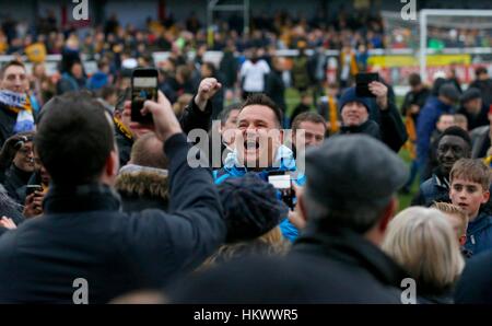 Sutton United Manager Paul Doswell célèbre avec les fans après avoir gagné la FA Cup quatrième ronde match entre Sutton United et Leeds United à l'Arrondissement Terrain de sport à Londres. Le 29 janvier 2017. Utilisez UNIQUEMENT ÉDITORIALE Banque D'Images