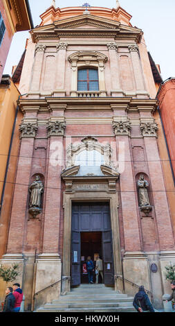 Bologne, Italie - le 2 novembre 2012 : les gens près de l'église de Santa Maria della Vita dans la ville de Bologne. La construction de l'actuelle église baroque a commencé Banque D'Images