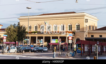 Bologne, Italie - 3 NOVEMBRE 2012 : les gens près de la gare centrale de Bologne. La station est le cinquième poste en Italie en termes de passagers movem Banque D'Images