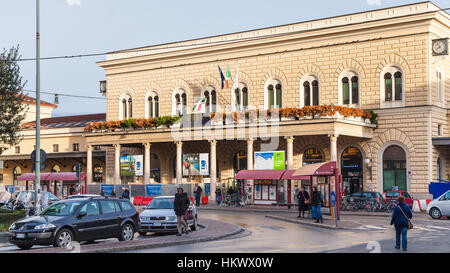 Bologne, Italie - 3 NOVEMBRE 2012 : les touristes près de la gare centrale de Bologne. La station est le cinquième poste en Italie en termes de passagers mov Banque D'Images