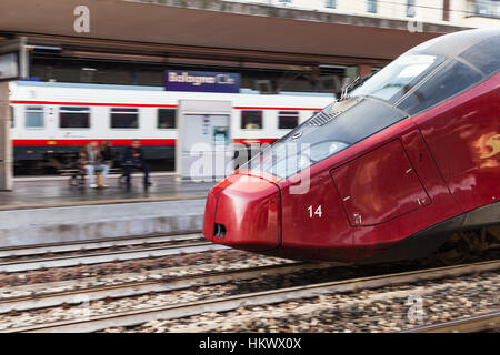 Bologne, Italie - 3 NOVEMBRE 2012 : train à grande vitesse européen sur la gare centrale de Bologne. La station est le cinquième poste en Italie en ce qui concerne o Banque D'Images