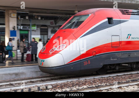 Bologne, Italie - 3 NOVEMBRE 2012 : European train intercity sur la gare centrale de Bologne. La station est le cinquième poste en Italie en termes de Banque D'Images