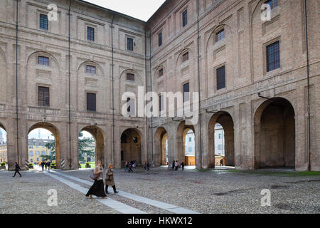 Parme, Italie - 3 NOVEMBRE 2012 : les gens sur cour du Palazzo della Pillotta à Parme ville, le palais fut construit autour de 1583, et durant les dernières années Banque D'Images