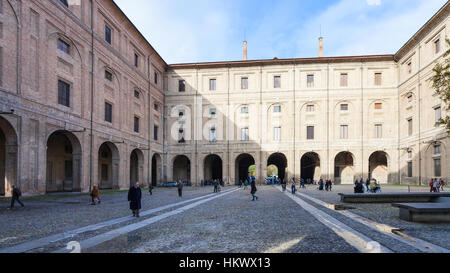 Parme, Italie - 3 NOVEMBRE 2012 : cour intérieure du Palazzo della Pillotta à Parme ville, le palais fut construit autour de 1583, au cours des dernières années de règne o Banque D'Images