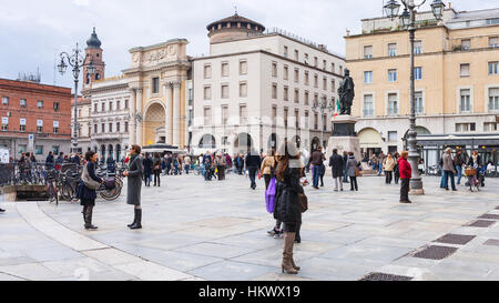 Parme, Italie - 3 NOVEMBRE 2012 : les gens sur la Piazza Garibaldi, dans la ville de Parme. À partir de 183 BC Parma a été colonie romaine et Place Garibaldi était le Forum Romain Banque D'Images