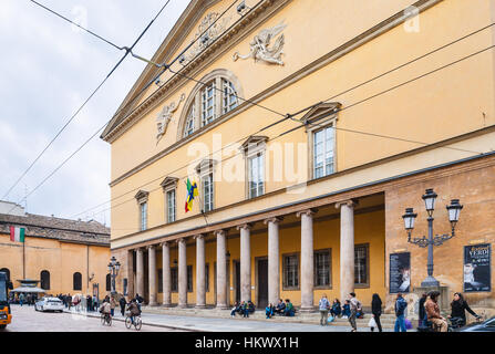 Parme, Italie - 3 NOVEMBRE 2012 : les gens près de l'Opéra Teatro Regio di Parma Parma en ville. Depuis 2004, le théâtre accueille un festival d'automne annuel V Banque D'Images