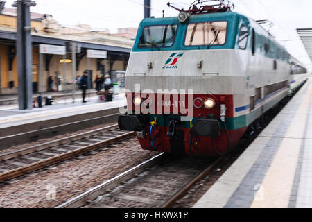 Bologne, Italie - 3 NOVEMBRE 2012 : suburban train électrique sur Parma station ferroviaire de la ville. La station a ouvert ses portes en 1859. Banque D'Images