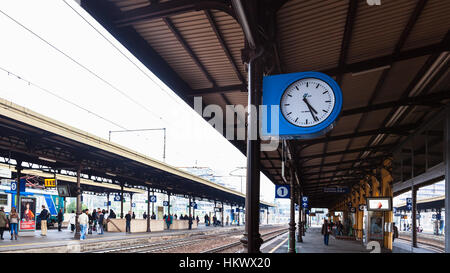 MODENA, ITALIE - 3 NOVEMBRE 2012 : gare à Modena City. Terminal a été ouvert en 1859, il fait partie du chemin de fer Milan-bologne Banque D'Images