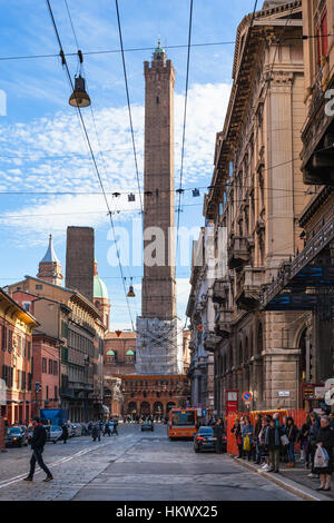 Bologne, Italie - 5 NOVEMBRE 2012 : les gens sur la via Santo Stefano et vue de la tour asinelli dans la ville de Bologne. La tour est de 97,20 m de haut, avec une baisse de 2. Banque D'Images