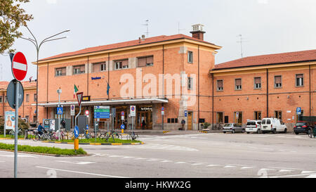 FERRARA, ITALIE - 6 novembre, 2012 : construction de Ferrara station ferroviaire de la ville. La station a ouvert ses portes en 1862, il fait partie du chemin de fer Padua-Bologna Banque D'Images