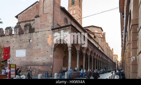 Bologne, Italie - le 2 novembre 2012 : les gens près de l'enceinte fortifiée urbaine médiévale de Torresotti (Cerchia dei torresotti) et vue sur l'église San Giacomo Mag Banque D'Images