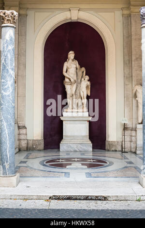 VATICAN, ITALIE - 17 décembre 2010 : Vénus Felix (Venus avec son fils Cupidon) sculpture dans la Cour octogonale de galerie de statues, ouvert loggia de Pio- Banque D'Images