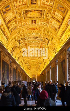 VATICAN - Le 17 décembre 2010 : les visiteurs dans la galerie des cartes au musée du Vatican. Galerie a été construit en 1578, c'est 120m de longueur et 6m de largeur avec 40 cartes de pour Banque D'Images