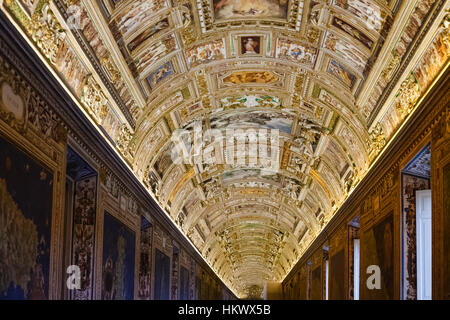 VATICAN - Le 17 décembre 2010 : plafond de la galerie des cartes au musée du Vatican. Galerie a été construit en 1578, c'est 120m de longueur et 6m de largeur avec 40 cartes de forme Banque D'Images