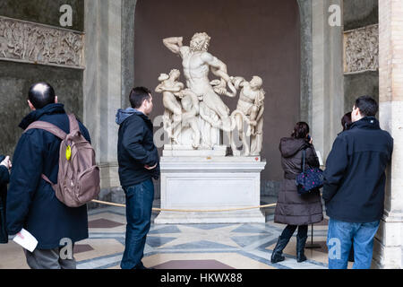 VATICAN, ITALIE - Le 17 décembre 2010 : les visiteurs près de Laocoon et ses fils Laocoon (Groupe) dans la galerie des sculptures, statues de Pio-Clementino loggia ouverte Banque D'Images