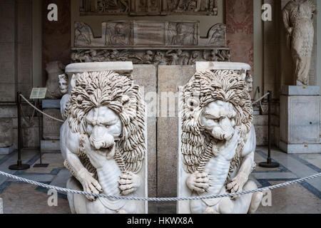 VATICAN, ITALIE - 17 décembre 2010 : décoration d'une Cour octogonale de galerie de statues, ouvert du Musée Pio-Clementino loggia en musées du Vatican Banque D'Images