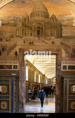 VATICAN - Le 17 décembre 2010 : les visiteurs dans les salles de musée du Vatican. L'écran fonctionne à partir de collections Galeries construit par les Papes, ils sont 6ème mois Banque D'Images