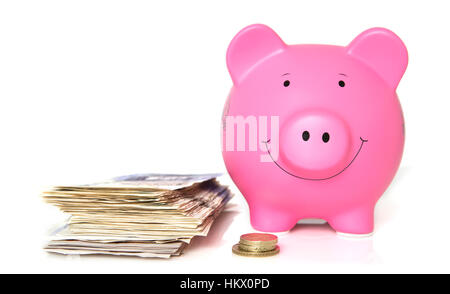 Pink Piggy Bank avec un tas de billets et de pièces sur un fond blanc Banque D'Images