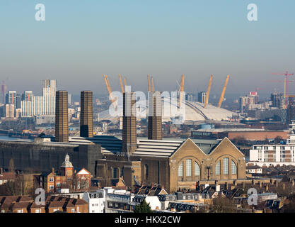 O2 Arena/ Millennium Dome et Greenwich power station vue depuis le Parc de Greenwich à Londres Banque D'Images