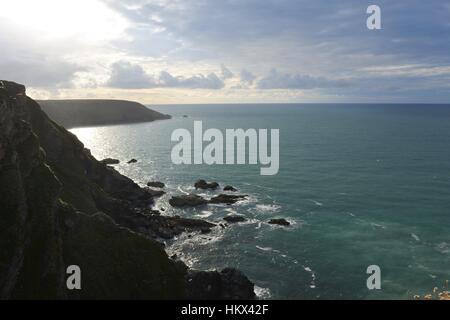 Vue sur la mer de la côte, Cornwall, Angleterre Banque D'Images