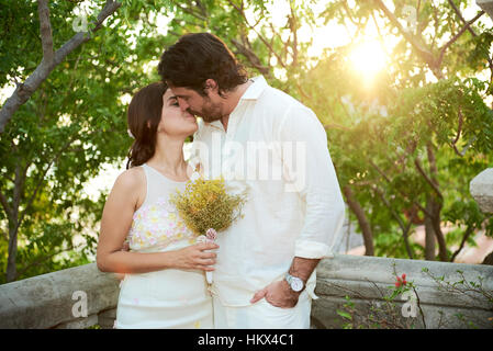 Mariée mariage couple kissing on sunset light Banque D'Images