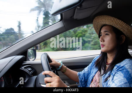 Femme thaïlandaise à la conduite d'une voiture sur la route, rendez-vous Quai de Bang Rong de Phuket pour Ko Yao Noi Harbour à Phang Nga, Thaïlande Banque D'Images