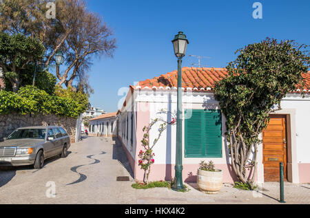 Belle maison typique portugais reconstruit dans un village appelé cascais. avec un cadre rose dans une sone faite street entourée d'un jardin et en vertu de la c Banque D'Images