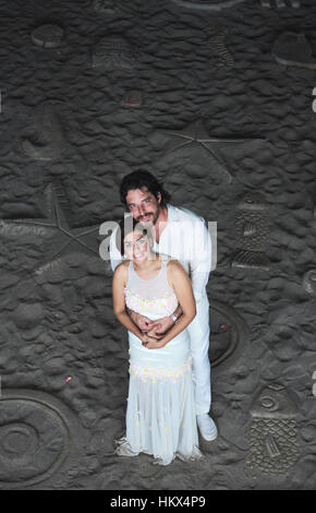 Heureux mariage couple stand sur le sable dans la nuit Banque D'Images