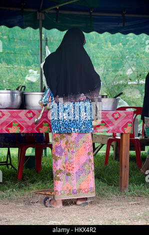 Vieille femme musulmane thaïlandaise vente produit alimentaire pour les personnes et les voyageurs à la rue locale marché à Koh Yao Noi à Phang Nga, Thaïlande Banque D'Images