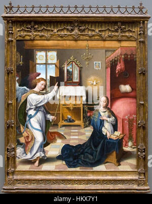 « L’Annonciation » de Joos van Cleve décrit le moment biblique où l’ange Gabriel annonce à la Vierge Marie qu’elle concevra le fils de Dieu. Cette peinture de la Renaissance du Nord est connue pour son détail méticuleux et son utilisation de la perspective. Banque D'Images