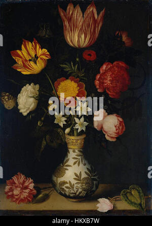 Ambrosius Bosschaert The Elder's Still Life with Flowers in a Wan-Li vase (1619) présente une représentation détaillée de fleurs dans un vase en porcelaine chinoise. La peinture illustre l'accent mis par l'âge d'or néerlandais sur les arrangements floraux et les détails fins, mettant en valeur la maîtrise de Bosschaert de la lumière, de la texture et de la composition. Banque D'Images