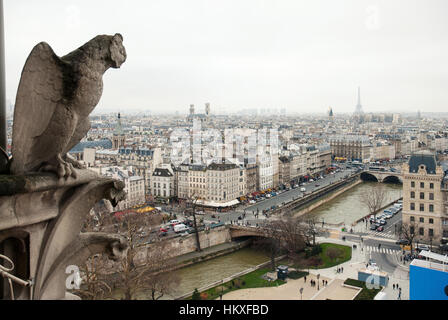 Les gargouilles de la Cathédrale Notre Dame de Paris sur l'église et de la ville de Paris ci-dessus, France Banque D'Images