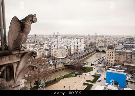 Les gargouilles de la Cathédrale Notre Dame de Paris sur l'église et de la ville de Paris Banque D'Images