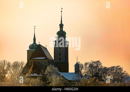 Eglise de Saint Jacques le Majeur en Jihlava est une église-halle à trois nefs avec un presbytère et deux hautes tours en hiver avec le coucher du soleil du soir Banque D'Images