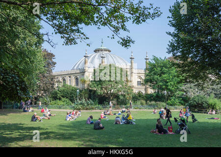 Royal Pavilion Gardens et musée et galerie d'Art de Brighton, Brighton, East Sussex, Angleterre, Royaume-Uni Banque D'Images