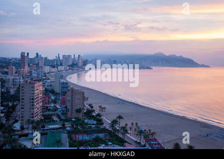 Une vue panoramique sur le centre touristique Benidorm à l'aube Banque D'Images