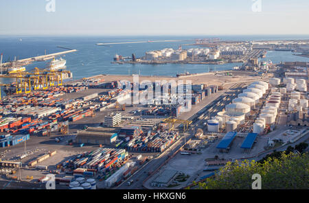 Vue d'en haut au-dessus de Zona Franca - Port, le port industriel de Barcelone.Cette zone industrielle est l'une des plus importantes régions commerciales en Catalogne Banque D'Images