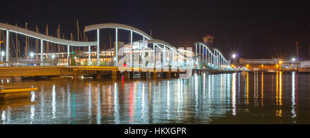 Barcelone, Espagne- 17 avril 2013 : une passerelle en bois ondulé connue comme la Rambla de Mar s'étend sur l'eau du port en ce qui concerne le quai divi Banque D'Images