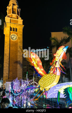 Coq géant lantern affichage à "nouvel an chinois 2017 année du coq' célébration avec tour de l'horloge en arrière-plan, à Tsim Sha Tsui, Hong Kong. Banque D'Images