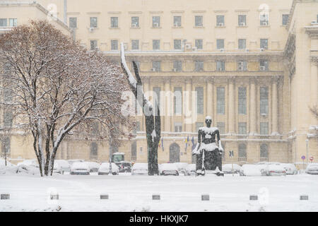 Bucarest, Roumanie - janvier 06, 2017 : Une forte tempête de neige dans le blizzard qui couvre le centre-ville de Bucarest. Banque D'Images