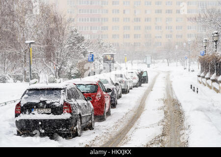 Bucarest, Roumanie - janvier 06, 2017 : Une forte tempête de neige dans le blizzard qui couvre le centre-ville de Bucarest. Banque D'Images