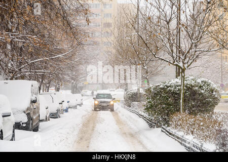 Bucarest, Roumanie - janvier 06, 2017 : Une forte tempête de neige dans le blizzard qui couvre le centre-ville de Bucarest. Banque D'Images