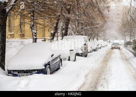 Bucarest, Roumanie - janvier 06, 2017 : Une forte tempête de neige dans le blizzard qui couvre le centre-ville de Bucarest. Banque D'Images