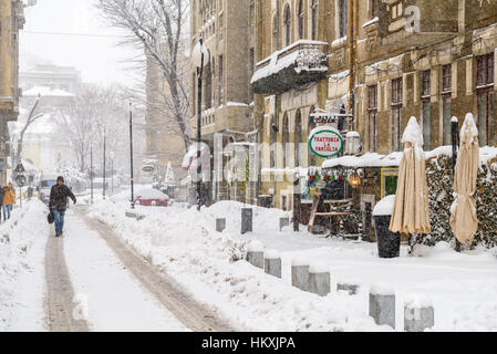 Bucarest, Roumanie - janvier 06, 2017 : Une forte tempête de neige dans le blizzard qui couvre le centre-ville de Bucarest. Banque D'Images