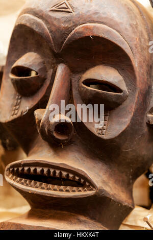 Le Masai Mara, Kenya - 03 janvier : sculptures, masques pour les cérémonies à la boutique de souvenirs pour touristes 3 janvier 2013 dans le Masai Mara, Kenya, des masques en bois. Banque D'Images