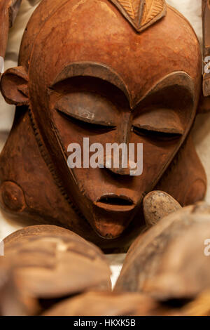 Le Masai Mara, Kenya - 03 janvier : sculptures, masques pour les cérémonies à la boutique de souvenirs pour touristes 3 janvier 2013 dans le Masai Mara, Kenya, des masques en bois. Banque D'Images