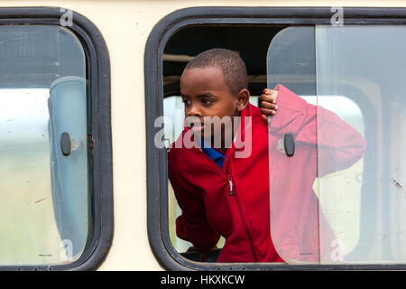 Le Masai Mara, Kenya - 02 janvier : Inconnu enfant africain au Kenya, le peuple noir, les enfants pauvres Banque D'Images