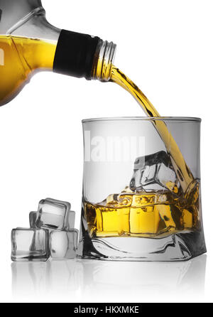 Verser le whisky de la bouteille dans un verre avec de la glace Banque D'Images