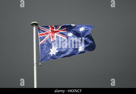Le drapeau australien, Blue Ensign du Commonwealth, en face d'un ciel sombre Banque D'Images