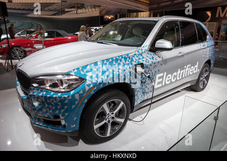 AMSTERDAM - 16 avril 2015 : BMW X5 hybride rechargeable au Salon de l'automobile AutoRAI Amsterdam. Banque D'Images